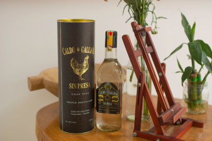 Bebida.- Una botella del licor Caldo de Gallina, bebida típica de la ciudad Baños de Agua Santa, en Ecuador.