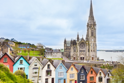 Su capital, Dublín, es el lugar de nacimiento de escritores famosos como Oscar Wilde y también es hogar de la cerveza Guinness.