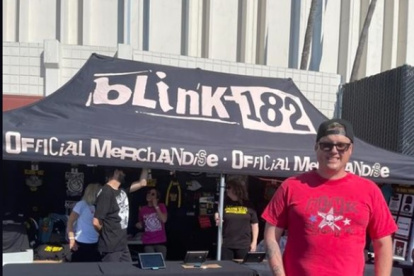 Brian Szasz es el hijastro del empresario millonario desaparecido. Él asegura que irá al concierto para mitigar el momento difícil.