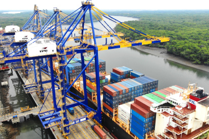 Terminal.- El Puerto Marítimo de Guayaquil, donde se realiza el mayor comercio exterior de Ecuador.