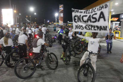 Con pancartas  y gritos de justicia, los centenares de ciclistas salieron desde distintos sectores para congregarse en el kilómetro 11 de la vía a la costa.