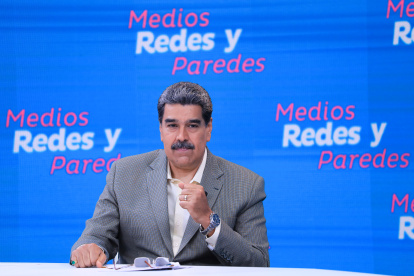 Fotografía cedida por el Palacio de Miraflores donde se observa al presidente de Venezuela, Nicolás Maduro, en su programa de televisión "Con Maduro +" hoy, en Caracas (Venezuela).