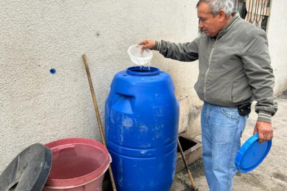 Sin agua. Los moradores recogen lo que más pueden en tanques q