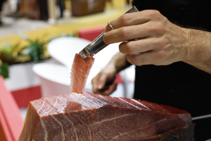 una finísima loncha de "jamón de mar", que pone en valor las barrigas de los atunes de almadraba y que ya presentara en la edición de 2021 el chef de Aponiente Ángel León