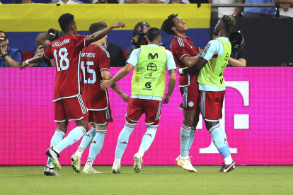 Guillermo Cuadrado (segundo desde la derecha) festeja con el resto de sus compañeros el segundo y definitivo tanto con el que la selección cafetera cerró la victoria ante los germanos.