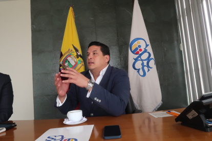 Vera es Doctor en Derecho y ha patrocinado legalmente al expresidente Rafael Correa así como exministros.