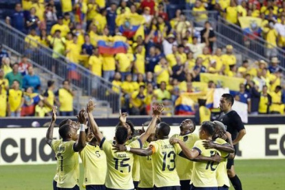 Los jugadores de la selección ecuatoriana de fútbol celebran el único tanto que los pone ganadores al cierre del primer tiempo.