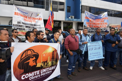 Protesta. Decenas de trabajadores petroleros hicieron un plantón afuera de la estatal.