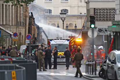 Los servicios de emergencia franceses trabajan en el lugar de un incendio tras una explosión de gas en el distrito 5 de París, París