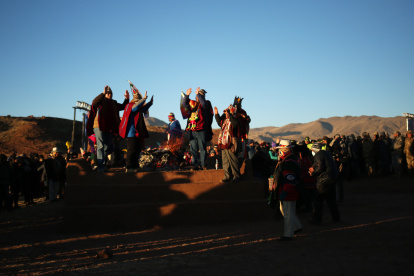 Líderes y chamanes aymaras reciben hoy los rayos del sol durante la celebración del año nuevo andino amazónico chaqueño 5531, en la ciudadela prehispánica de Tiahuanaco (Bolivia).