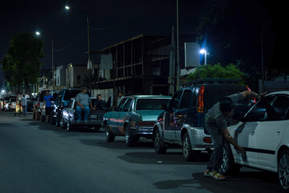 Un grupo de hombres pernoctan en una fila junto a sus vehículos mientras esperan para surtir combustible, 13 de junio de 2023, en Maracaibo (Venezuela). El "normal funcionamiento" de las gasolineras en Venezuela, reportado por la estatal Pdvsa, contrasta con las largas colas de vehículos que deben esperar varias horas para repostar, en regiones del interior del país, donde, según expertos y trabajadores de la industria, la crisis del combustible se ha convertido en rutina. EFE/ Henry Chirinos