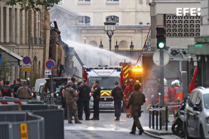 París (Francia), 21/06/2023.- Servicios de emergencia francesa trabajan después de una explosión gasista en París.