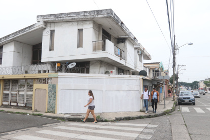 Desde la Domingo Comín hasta la 25 de Julio, la avenida Ernesto Albán luce ordenada, con casas de tres pisos e incluso mansiones.