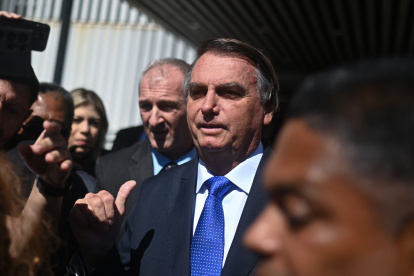 El expresidente de Brasil, Jair Bolsonaro, deja hoy el Senado Federal después de visitar a su hijo, el senador Flávio Bolsonaro, en el Congreso Nacional en Brasília (Brasil). El Tribunal Superior Electoral (TSE) iniciará este jueves un juicio por supuestos abusos de poder por parte del expresidente brasileño Jair Bolsonaro, quien puede perder todos sus derechos políticos en caso de ser hallado culpable. EFE/Andre Borges
