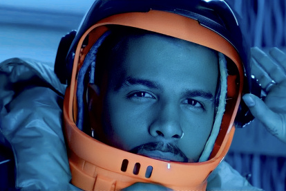 Rauw Alejandro rinde un emocionante tributo a Rosalía en su nueva colaboración