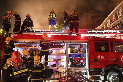 Los bomberos trabajan en el lugar de una explosión en Yinchuan, en la Región Autónoma de Ningxia Hui, China, el 21 de junio de 2023