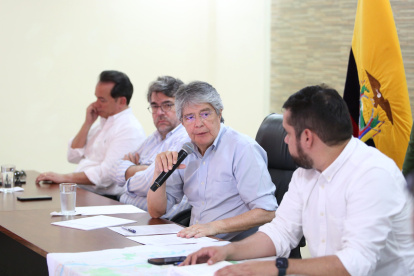 El presidente Lasso (c) visitó Esmeraldas, luego de las intensas lluvias registradas en la provincia.
