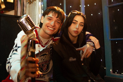 Peso Pluma y Nicki Nicole para el vídeo de "Por Las Noches" Remix.