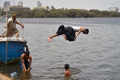Unos chico sse regrscan tras una sofocante ola de calor