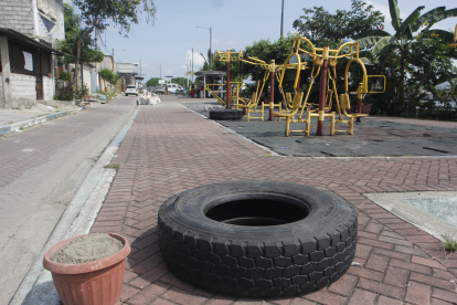 La policía realizó explosiones controladas de los artefactos encontrados.