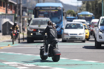 Sin protección. En el norte de la capital se observa que hay usuarios que no portan seguridades para desplazarse a bordo de las motocicletas eléctricas.
