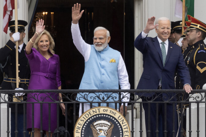 El primer ministro de India, Narendra Modi (C), el presidente estadounidense, Joe Biden (D), y la primera dama estadounidense, Jill Biden (I), saludan desde el Balcón Truman durante una ceremonia oficial de bienvenida el el jardín sur de la Casa Blanca.