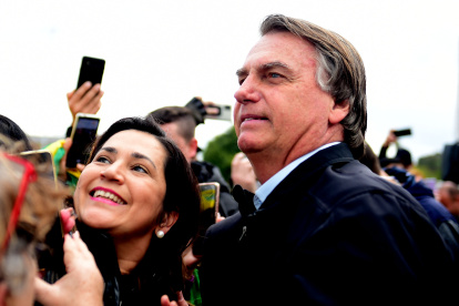 El expresidente brasileño Jair Bolsonaro es recibido hoy por simpatizantes en Porto Alegre, Río Grande do Sul (Brasil). El Tribunal Superior Electoral de Brasil abrió este jueves la primera audiencia de un juicio en el que analizará los supuestos abusos cometidos por el expresidente Jair Bolsonaro durante la campaña para los comicios de octubre del año pasado. El líder de la ultraderecha está acusado de abusar de su posición como jefe de Estado para promover su candidatura y mantener una dura campaña de descrédito contra la propia Justicia electoral y las instituciones democráticas. EFE/Ricardo Rimoli