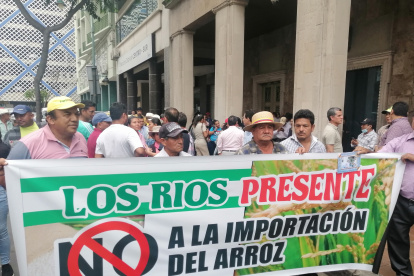 Reacción. Un grupo de agricultores hizo un plantón al pie del edificio de la Prefectura del Guayas.