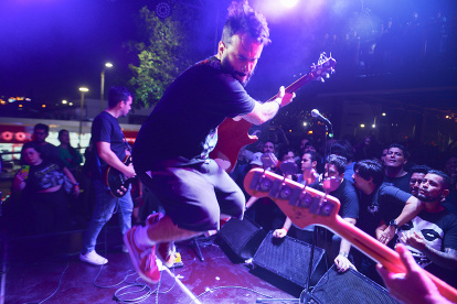 Iván Casanova. Vocalista de la agrupación 69 Segundos en la tarima, junto a sus fanáticos
