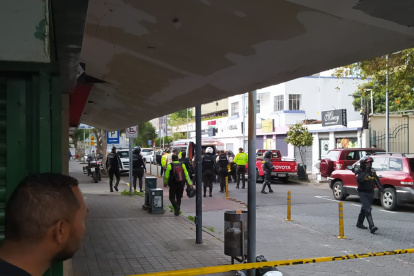 La ambulancia se llevó a la persona herida con un fuerte resguardo de agentes motorizados de la policía.