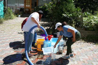 Desabastecidos. Ante la falta de agua, los vecinos esperan la llegada de tanqueros para abastecerse