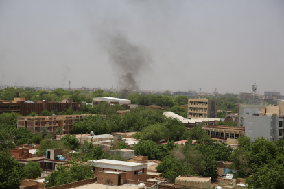 Foto de archivo de una columna de humo en Jartum tras los comabtes desde el 15 de ab ril pasado.