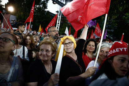 Los partidarios ondean banderas durante un mitin preelectoral de Alexis Tsipras, líder del principal partido de oposición SYRIZA-Alianza Progresista, en la plaza Syntagma en Atenas, Grecia, el 22 de junio de 2023-