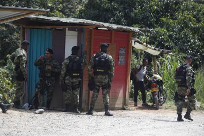 Integrantes de los Grupos de Acción Unificada por la Libertad Personal (Gaula) vigilan hoy, en el corregimiento Pichendé a unos 16 km de Cali (Colombia). EFE/ Ernesto Guzmán Jr.
