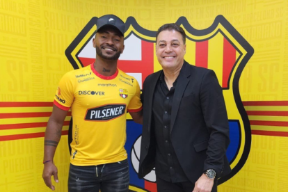 Pedro Pablo Perlaza (i) ya se puso la camiseta de Barcelona