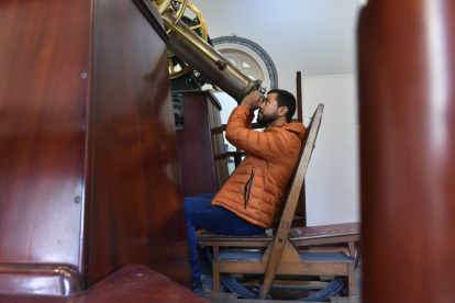 Visitas. Durante los tres meses de verano se llevan a cabo encuentros nocturnos para avistar planetas y estrellas desde el telescopio Merz.
