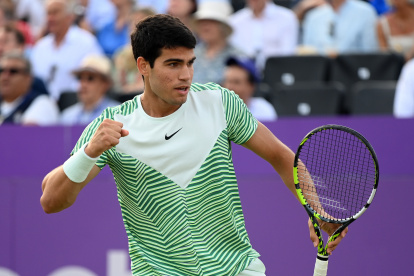 London (United Kingdom), 23/06/2023.- Carlos Alcaraz of Spain in action against Grigor Dimitrov of Bulgaria during their quarter final tennis match at the Cinch ATP Tour Championships in London, Britain, 23 June 2023. (Tenis, España, Reino Unido, Londres) EFE/EPA/ANDY RAIN