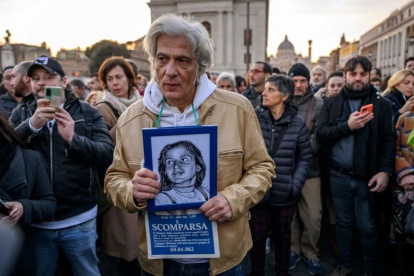 Pietro Orlandi, hermano de Emanuela, asiste a una manifestación para conmemorar los 40 años de la desaparición cerca de la Plaza de San Pedro.