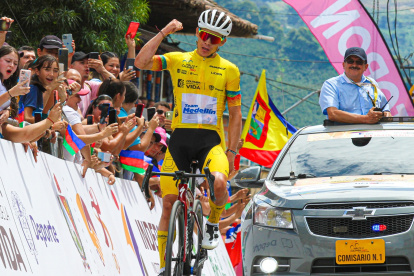 El ciclista colombiano se hace fuerte tras ganar la 7ma etapa.