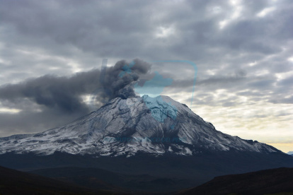 Las emisiones alcanzaron una altura aproximada de un kilómetro sobre la cima del volcán
