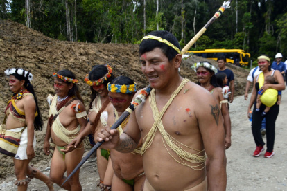 Reunión. Miembros de la comunidad Kawymeno, en la provincia de Orellana, visitaron el campo petrolero Ishpingo.