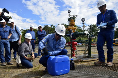 Demostración. Personal técnico de Petroecuador extrae el crudo para demostrar la calidad del petróleo.