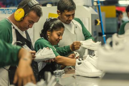 Fábrica. Trabajadores de la empresa Plasticaucho elaboran zapatos de la marca Venus.