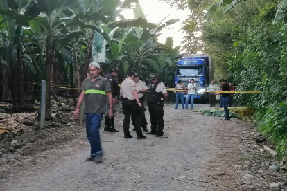 Los agentes recopilan datos del triple crimen del jueves 22 de junio.