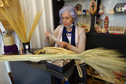 Cuenca. Cecilia Yánez Vásquez trabaja en su taller con la fibra obtenida de las plantas del maiz y la cebada.
