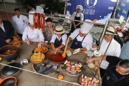 Presentación. El horno manabita está hecho de madera de teca y 50 quintales de tierra, de Manabí y Guayas.