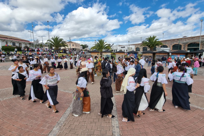 Imbabura. Vistiendo sus trajes locales, cientos festejaron el Inti Raymi.