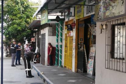 Guayaquil: extorsionadores balearon a un abuelito en el Guasmo sur.