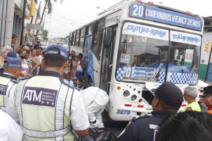 Guayaquil. Agentes de la ATM acudieron al lugar del accidente.