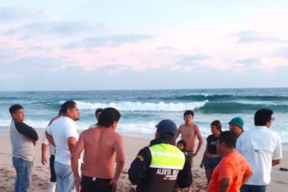 Salinas. Varias personas se amontonan alrededor del cuerpo del pescador ahogado.
